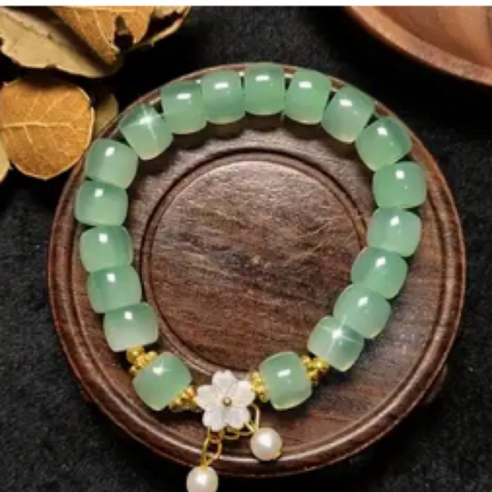 NWT! Beautiful bracelet!! (Green)